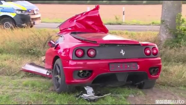 Incidente Ferrari Enne La Schianta Per Fare Un Video Newsauto It