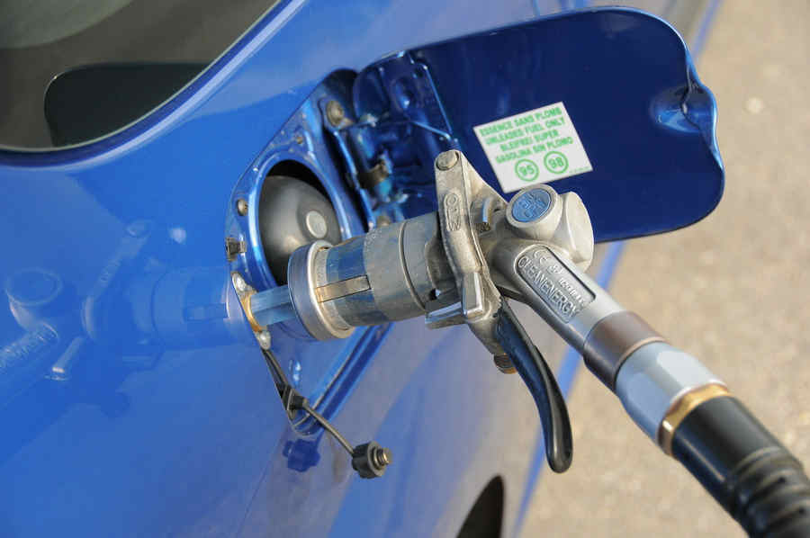 Bombole GPL / metano sostituzione per le auto, si fa in officina [incentivi]