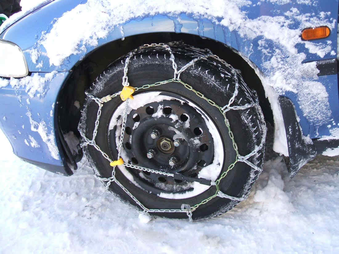 catene da neve (snow-chain): le catene da neve possono sostituire i pneumatici invernali: si possono utilizzare e si è in regola con la legge.