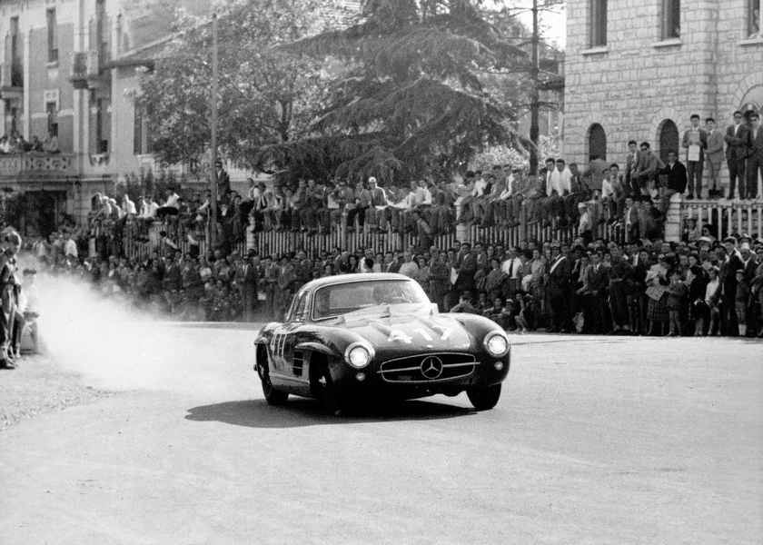 Caption orig.: Mille Miglia (Brescia/Italien), 1. Mai 1955. Sieger in der Serien-Sportwagenklasse. John Cooper Fitch und Kurt Gesell (Startnummer 417) mit einem Mercedes-Benz Tourensportwagen Typ 300 SL.