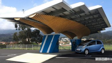 Stazione di ricarica auto elettriche ad energia solare