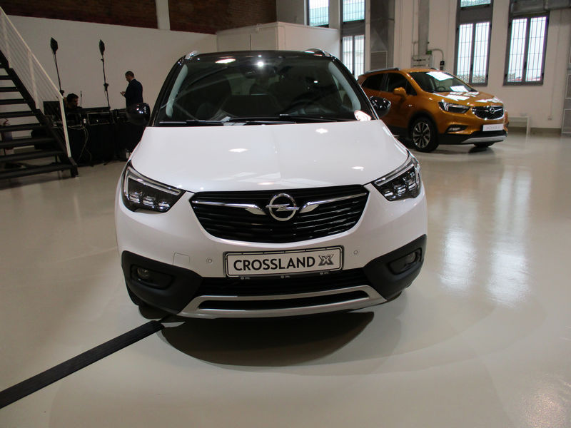 Opel-Crossland-X-prime-immagini-2