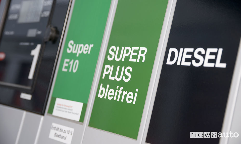 Pompe benzina diesel, super plus e super E10 ma anche colonnine per la ricarica di auto elettriche. 