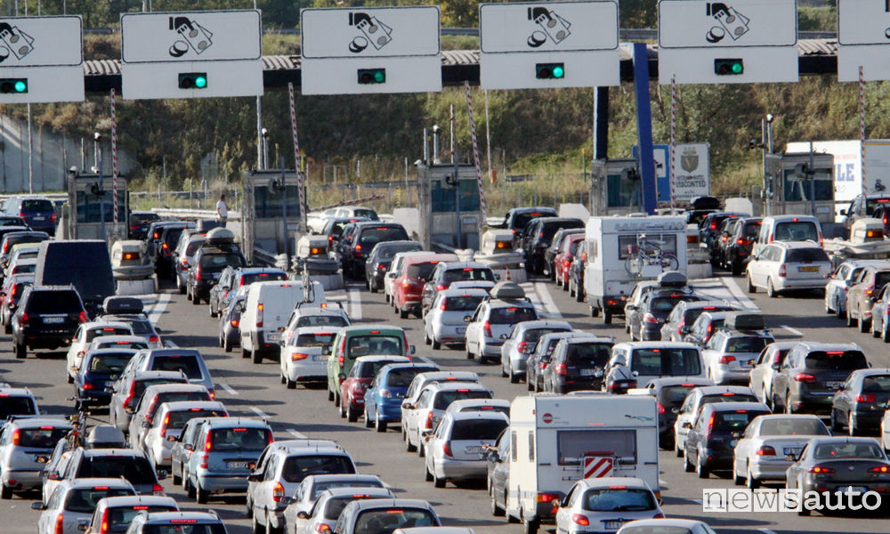 Code di auto al casello autostradale: occhio alle previsioni del traffico controesodo estate 2019