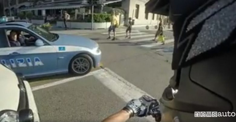 Motociclista scappa dalla Polizia e pubblica il video