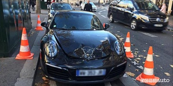 Porsche in divieto di sosta esplosa a Parigi