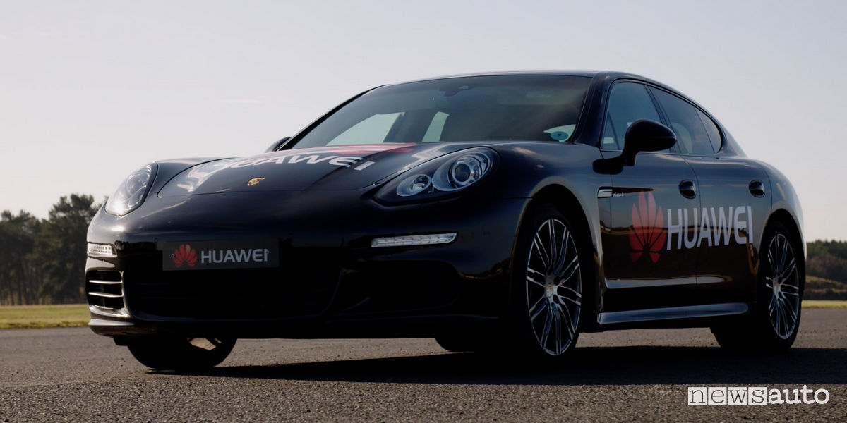 Guidare un’auto con lo smartphone con Huawei Mate 10 Pro