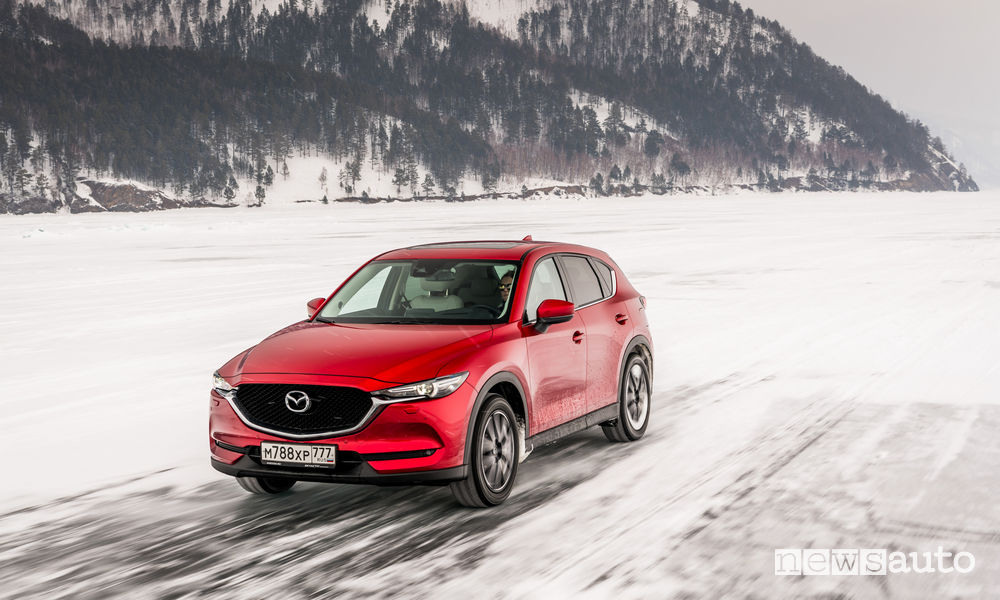 Mazda CX-5 test drive sul ghiaccio sul lago di Baikal