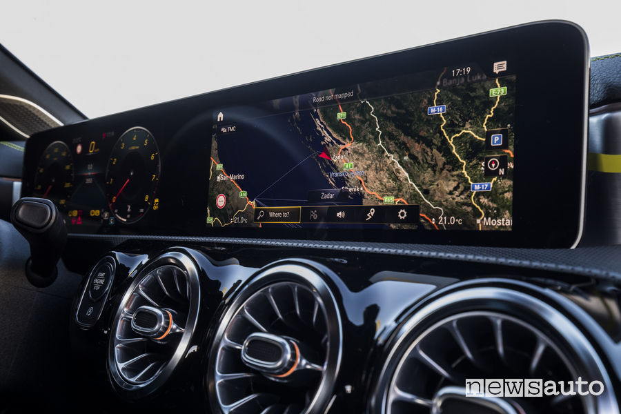 Abitacolo Mercedes Classe A con MBUX e sistema di navigazione Google