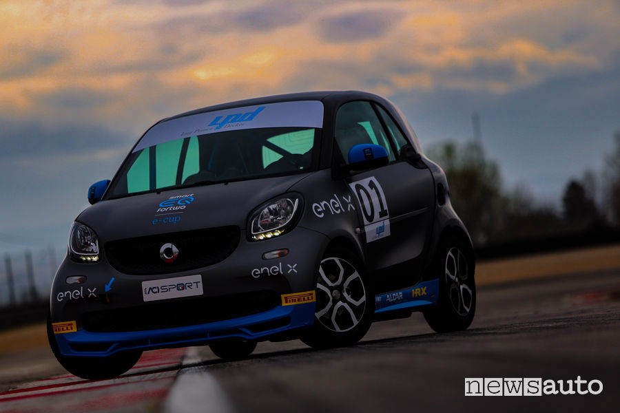 Smart elettrica da corsa EQ fortwo e-cup