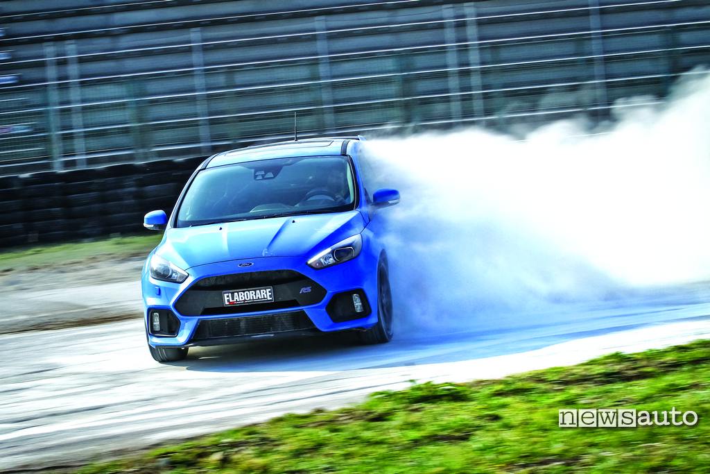 Ford Focus RS 350 CV in drift su terra con Graziano Rossi