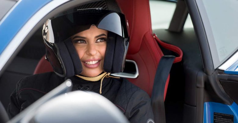 Donna al volante divieto di guida arabia