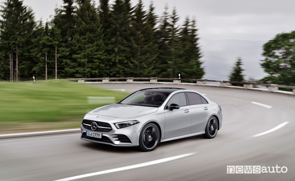Mercedes-Benz Classe A Berlina 2019 AMG Line vista di profilo