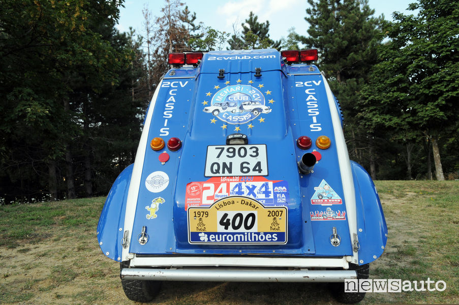 Citroen 2CV che ha partecipato alla Dakar 2007, vista posteriore