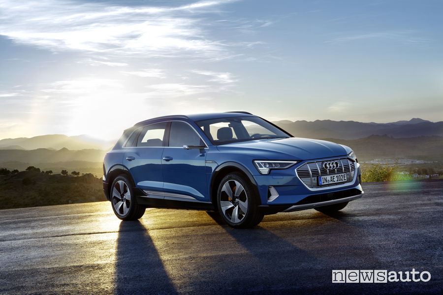Audi e-tron blue, vista di profilo