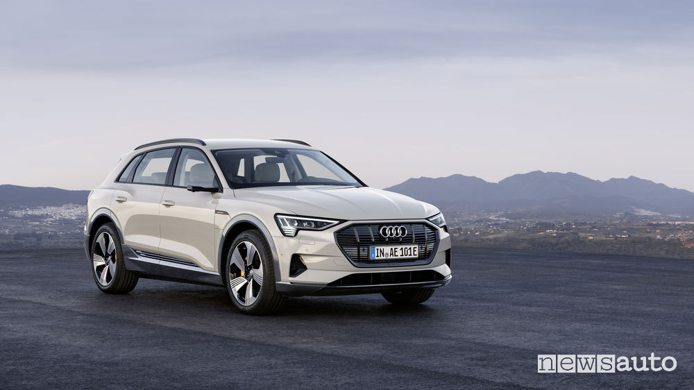 Audi e-tron beige, vista di profilo