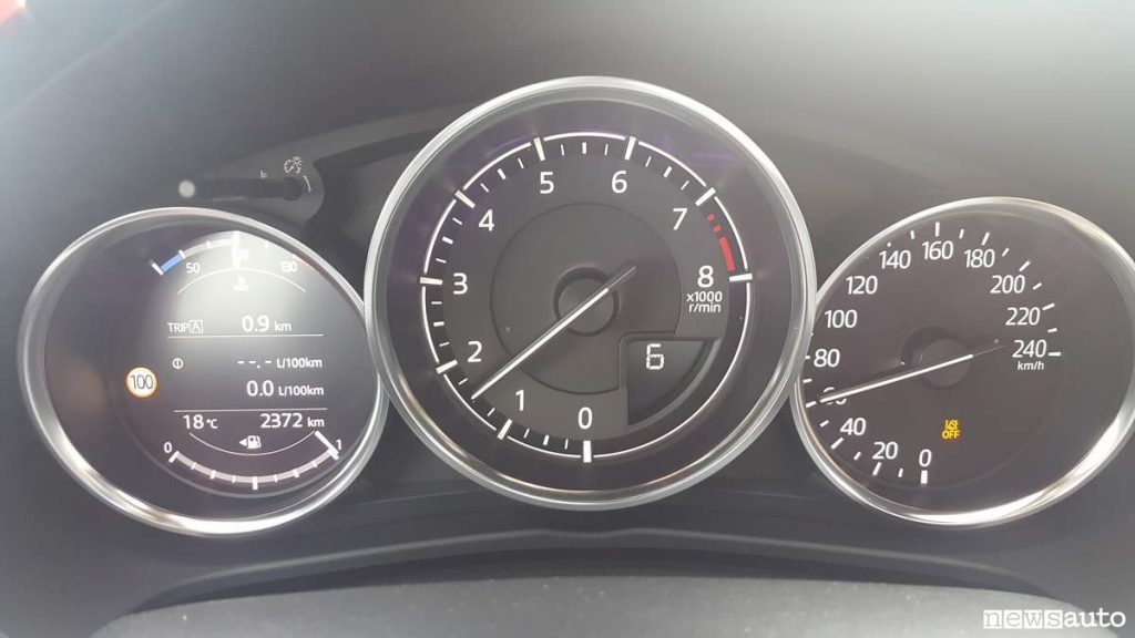 Mazda MX-5 2019 cockpit in sesta marcia