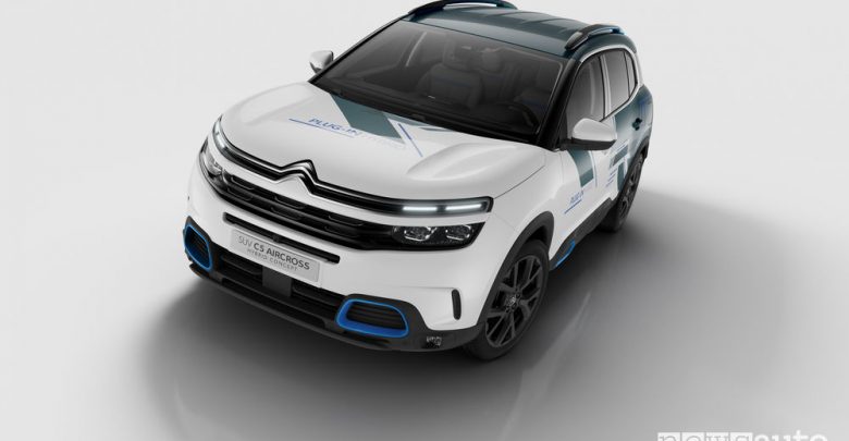 Citroen al Salone di Parigi 2018 C5 Aircross Hybrid Concept, vista di profilo