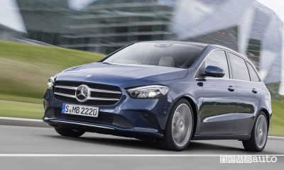 Nuova Mercedes Classe B 2019 blue, vista di profilo