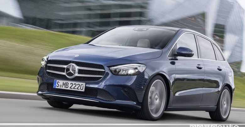 Nuova Mercedes Classe B 2019 blue, vista di profilo