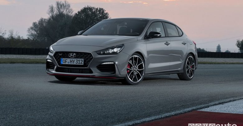 Hyundai i30 Fastback N 2019, vista di profilo