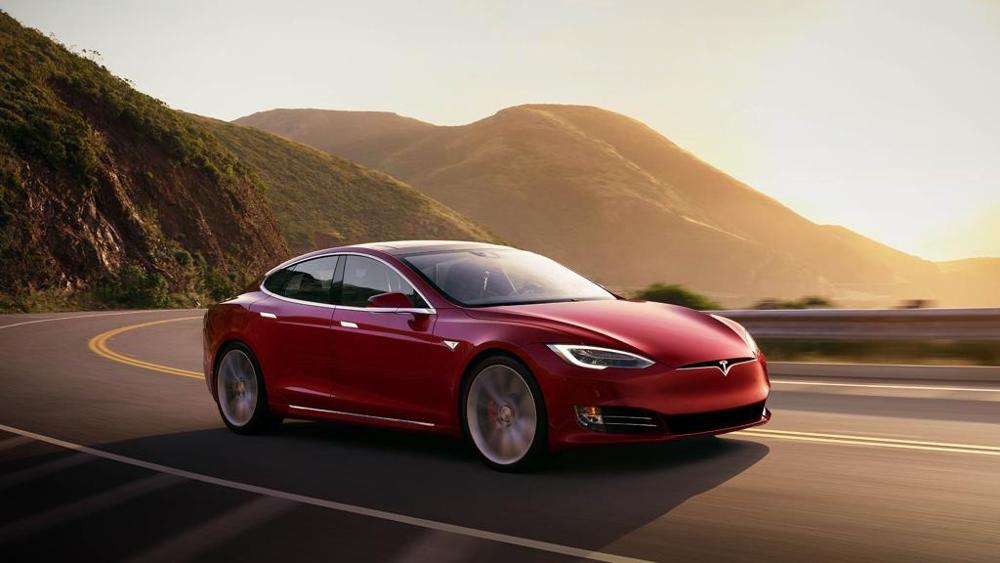 Tesla Model S auto elettrica sportiva