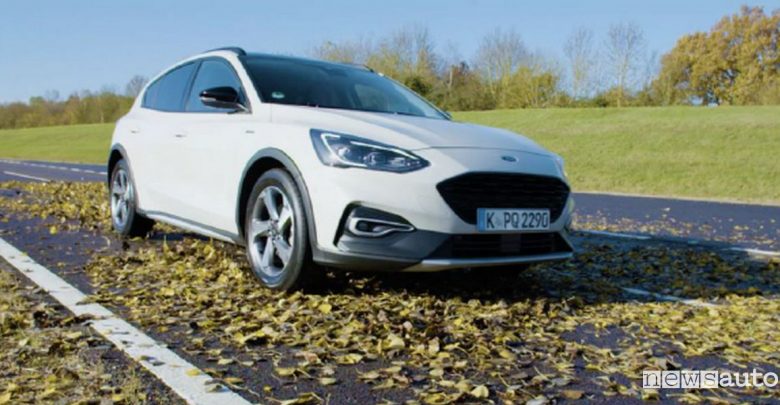 Guida in autunno Ford Focus Active