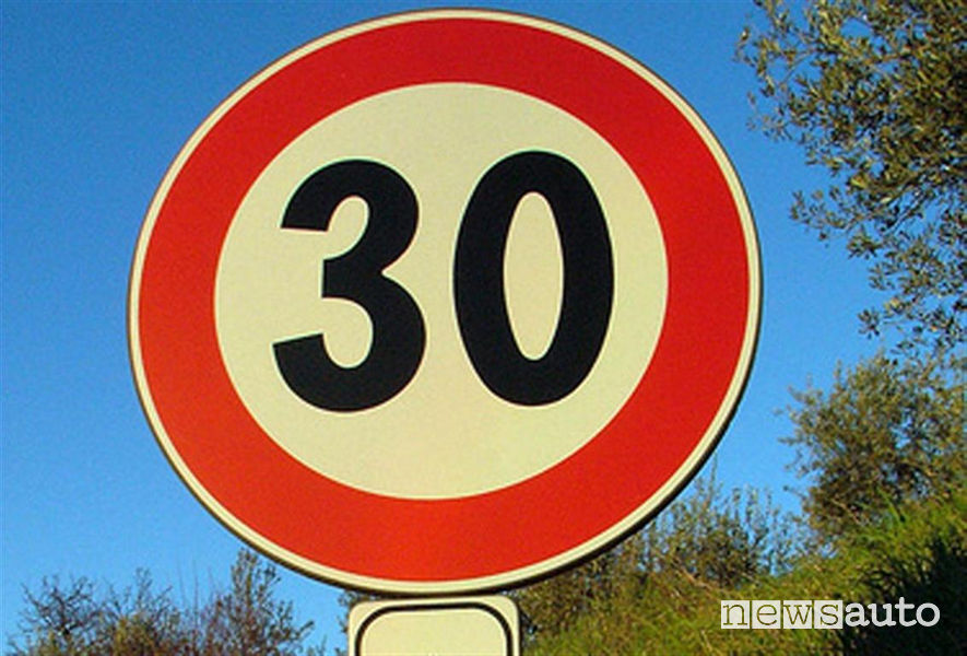 Limite velocità massima 30 km/h è un segnale di prescrizione, divieto.