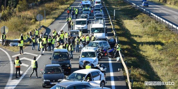 Protesta auto caro carburante Francia gilet gialli
