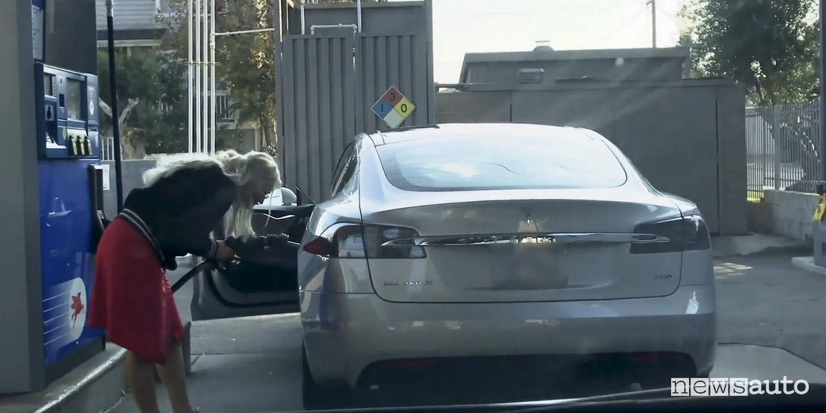 Donne al distributore Tesla Model S