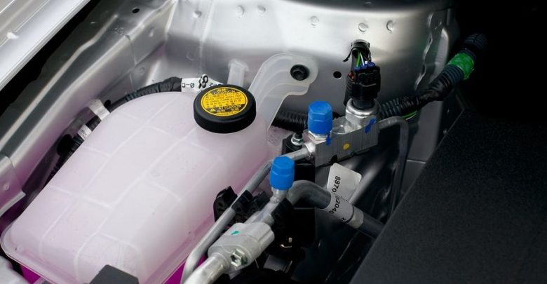 La vaschetta del liquido antigelo di colore rosso per il raffreddamento del motore