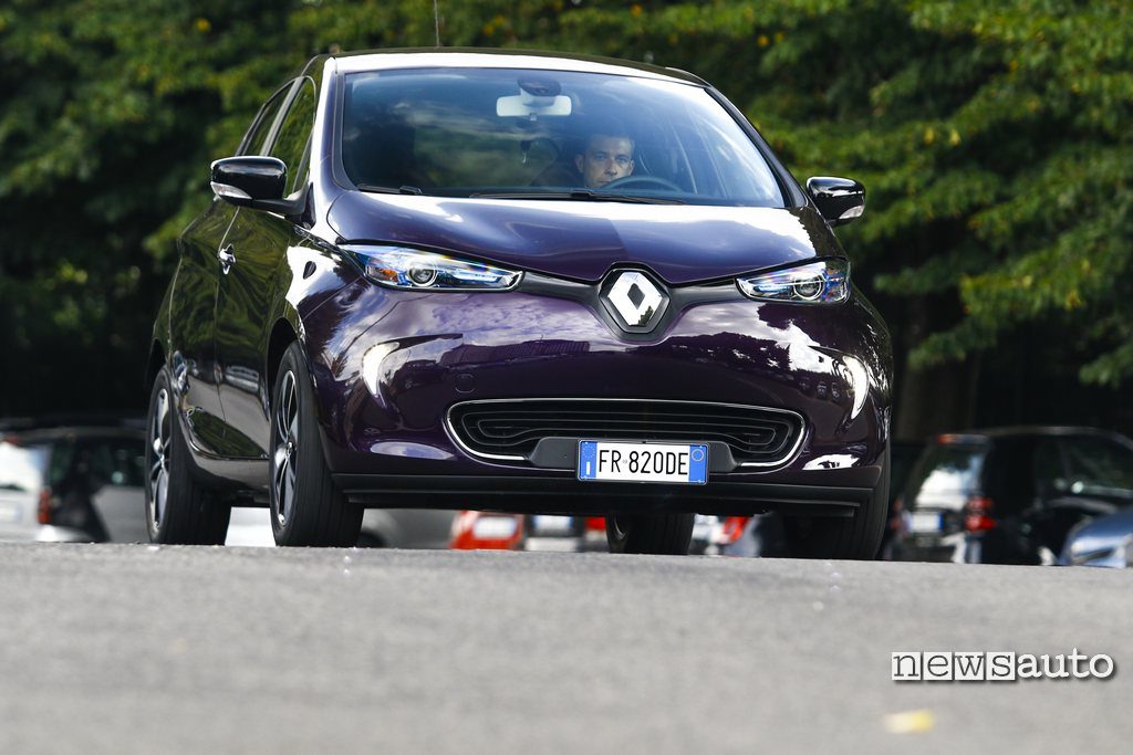 10 auto elettriche più vendute in Italia Test renault zoe