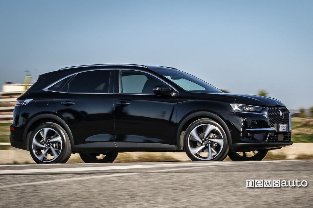 DS DS7 Crossback vista laterale movimento