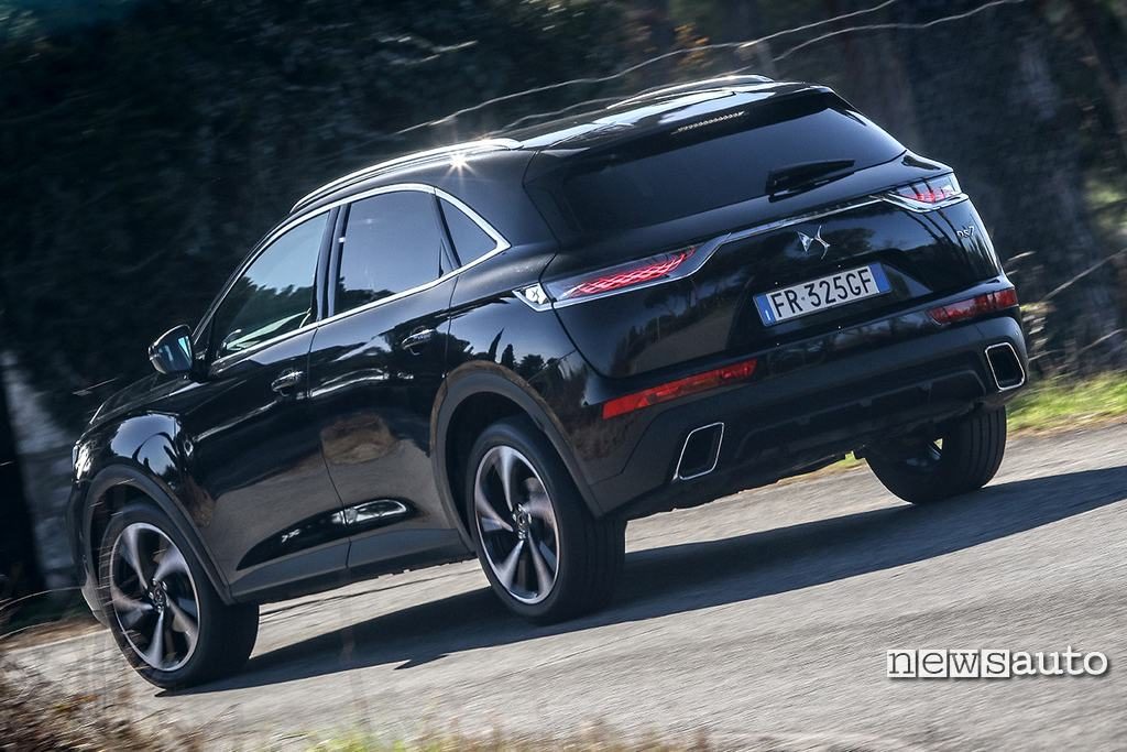 DS DS7 Crossback vista posteriore tre quarti su strada