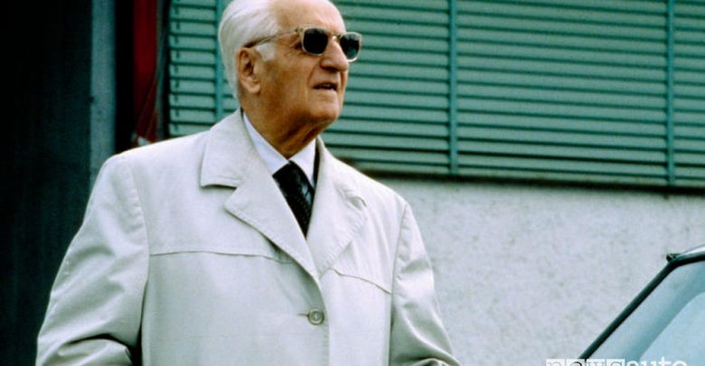 Il "commendatore", Enzo Ferrari con i suoi immancabili occhiali neri