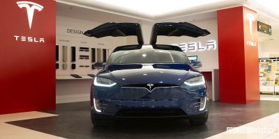 Auto elettriche Tesla primo marchio al mondo