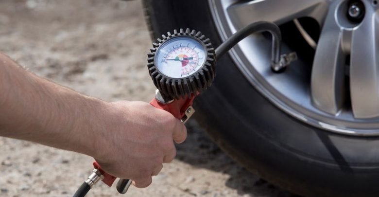 Manutenzione auto fai da te controllo carica della batteria controllo pressione pneumatici manometro