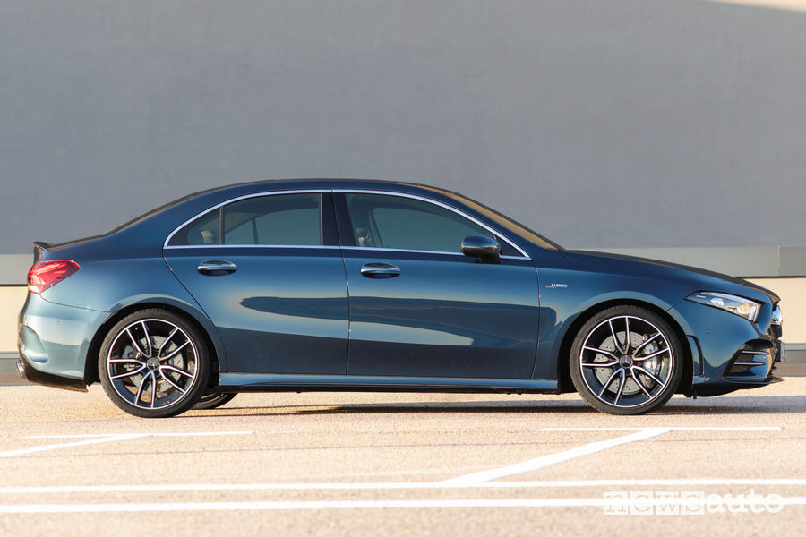 Mercedes-AMG A 35 4MATIC Sedan vista laterale