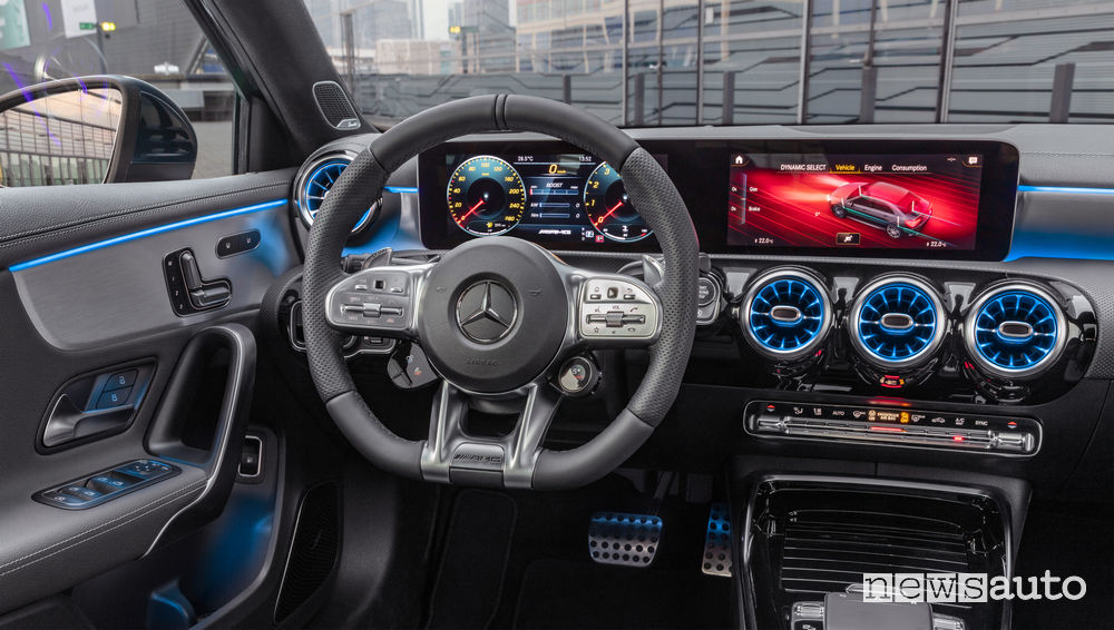Mercedes-AMG A 35 4MATIC Sedan plancia strumenti MBUX