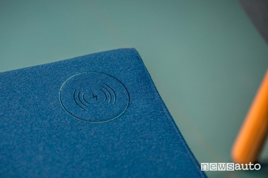 La Maison di Citroën alla Milano Design Week 2019 poltrona C-vron ricarica smartphone
