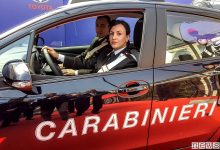 Donna Carabiniere a bordo della Toyota_Yaris Hybrid LeasePlan Italia