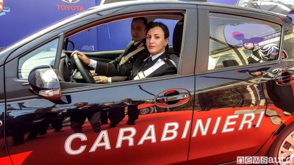 Donna Carabiniere a bordo della Toyota_Yaris Hybrid LeasePlan Italia