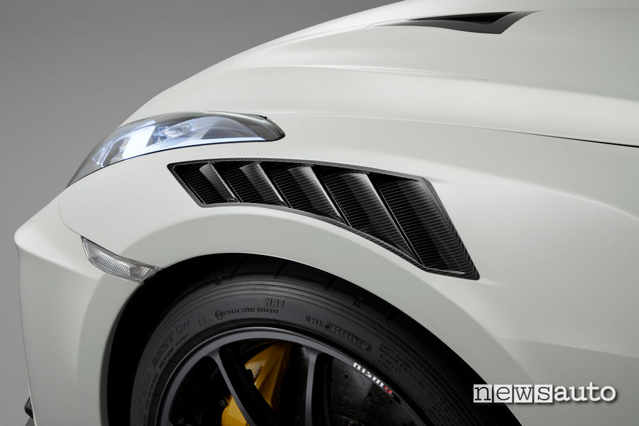 dettaglio gtr nismo 2020, parafanghi anteriori con bocchette di ventilazione in carbonio