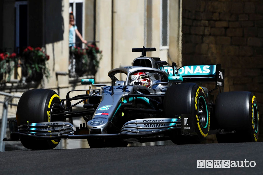 Hamilton con la Mercedes-AMG impegnato nelle qualifiche del Gp Azerbaijan 2019 