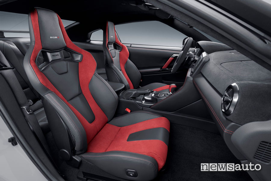 sedili Recaro rosso neri nell'abitacolo della Nissan gtr nismo 2020 con