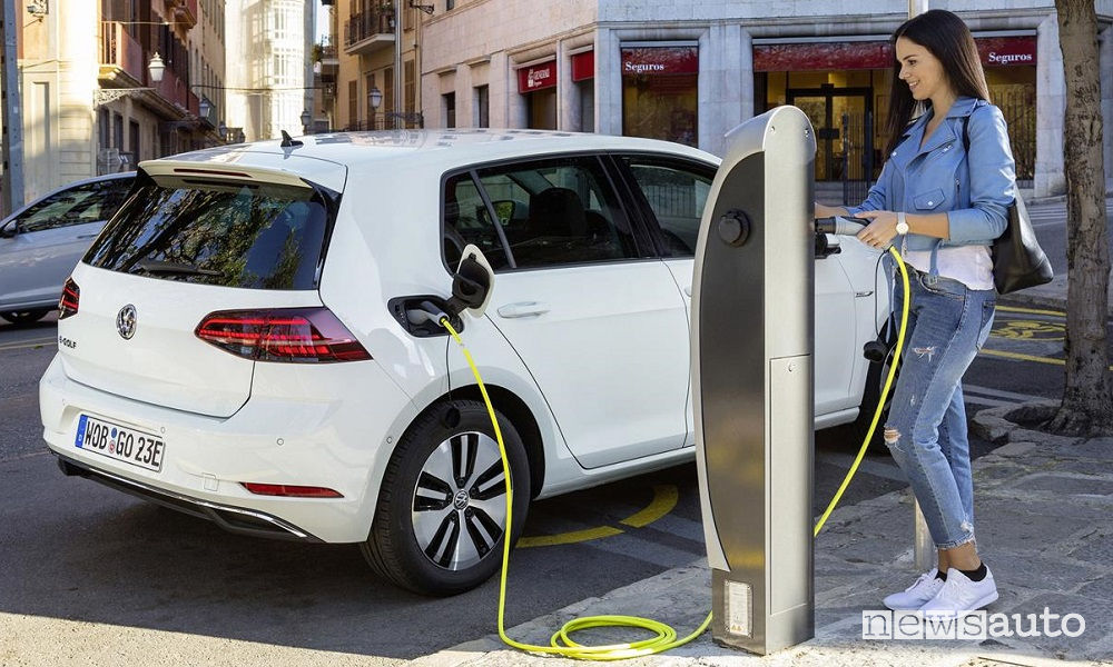 volkswagen-e-golf-ricarica Auto elettrica