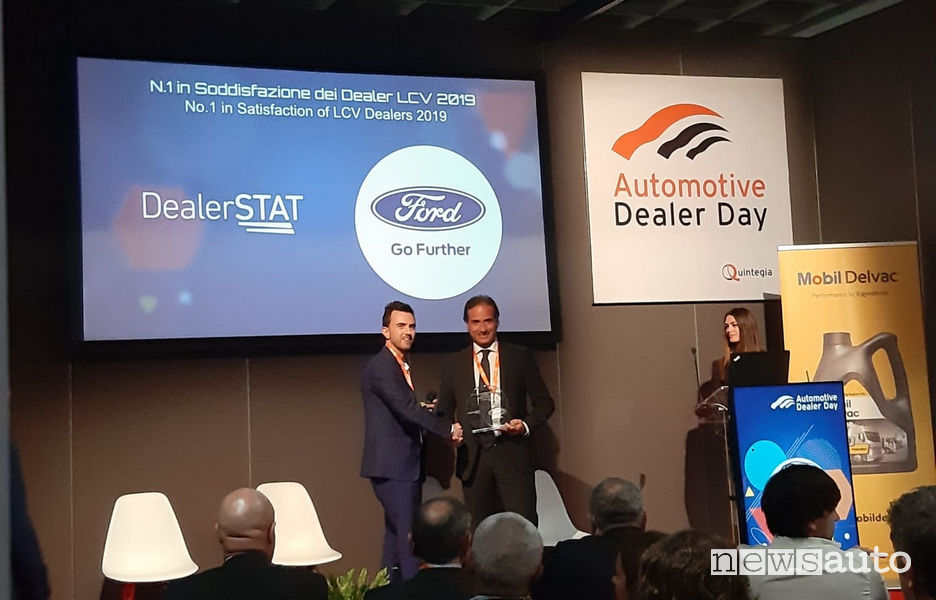 La consegna del premio ad Automotive Dealer Day. Da sinistra: Lorenzo Cecchi, ricercatore Quintegia e Marco Buraglio, direttore Veicoli commerciali Ford Italia