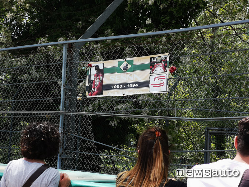 Rete di recinsione autodromo di imola con la targa commemorativa esposta nel punto in cui Ayrton Senna perse la vita