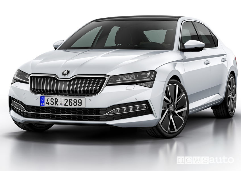 Skoda Superb iV ibrida plug-in vista di profilo