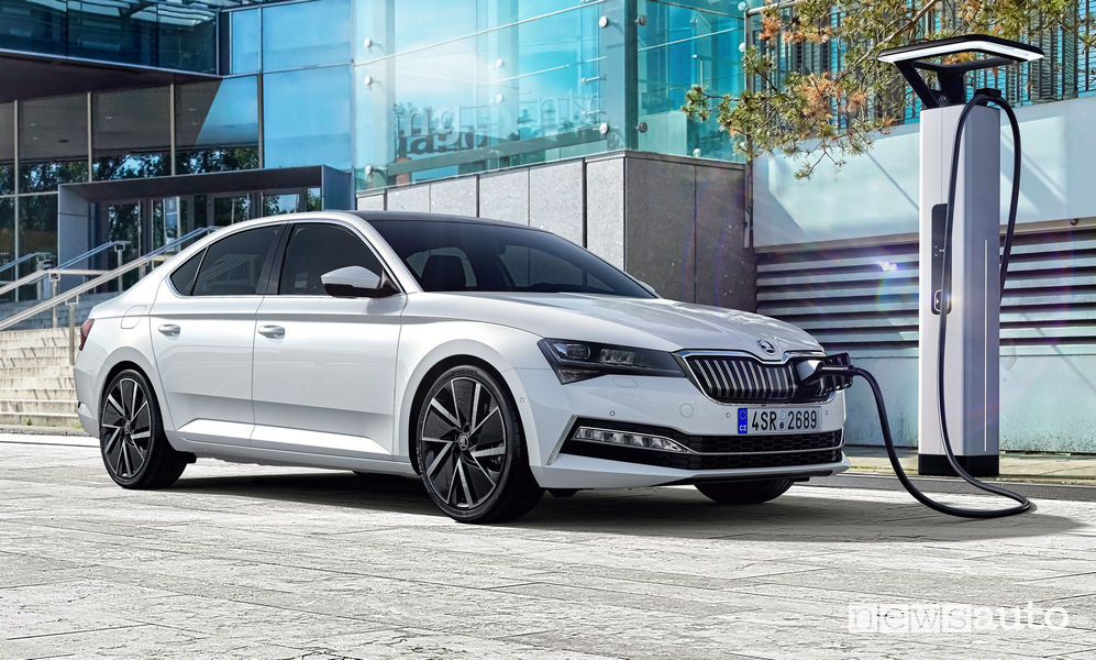 Skoda Superb iV ibrida plug-in ricarica